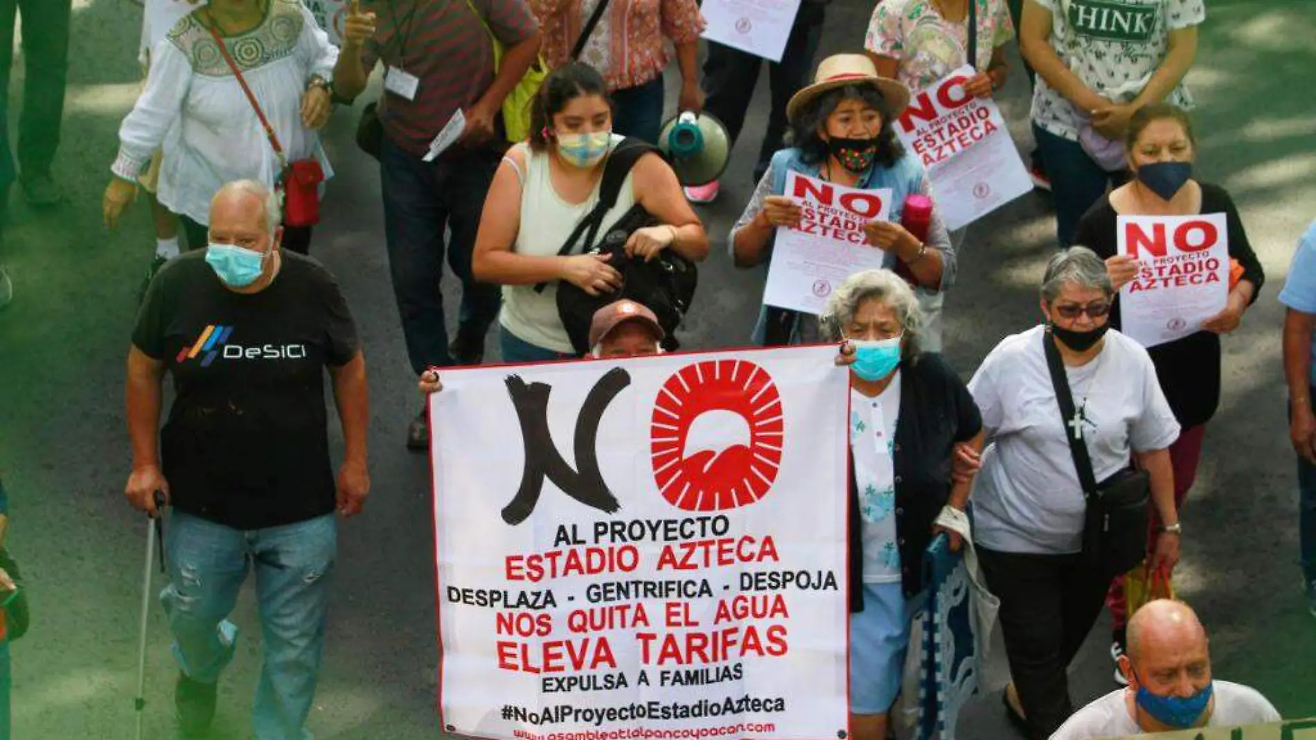 Marcha de los vecinos de los pueblos de Santa Ursula para el exigir al “no al mega proyecto estadio Azteca, agua si, sobre la avenida Tlalpan para diri (10)